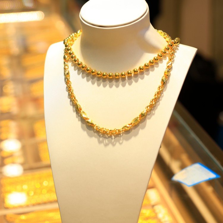 gold jewellery display