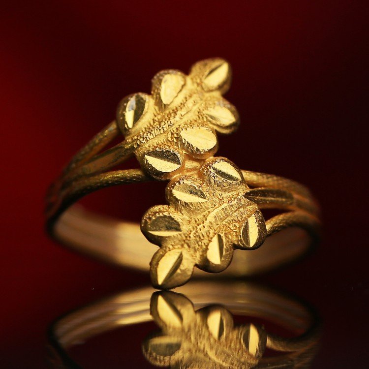 gold ring with leaf design gold ring with leaf design